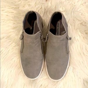 Taupe suede Steve Madden  booties! EUC